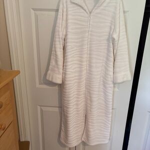 Miss Elaine White Fleece Robe - Size Small